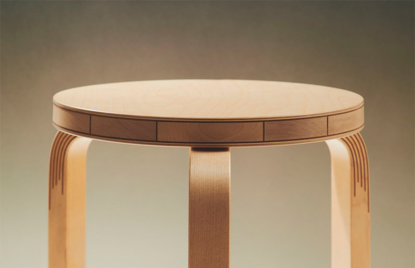 Taburete stool 60 diseñado por Alvar Aalto. Disponible en DomésticoShop