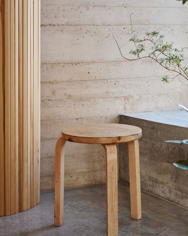 Imagen taburete stool 60 diseñado por Alvar Aalto en DomésticoShop Magazine